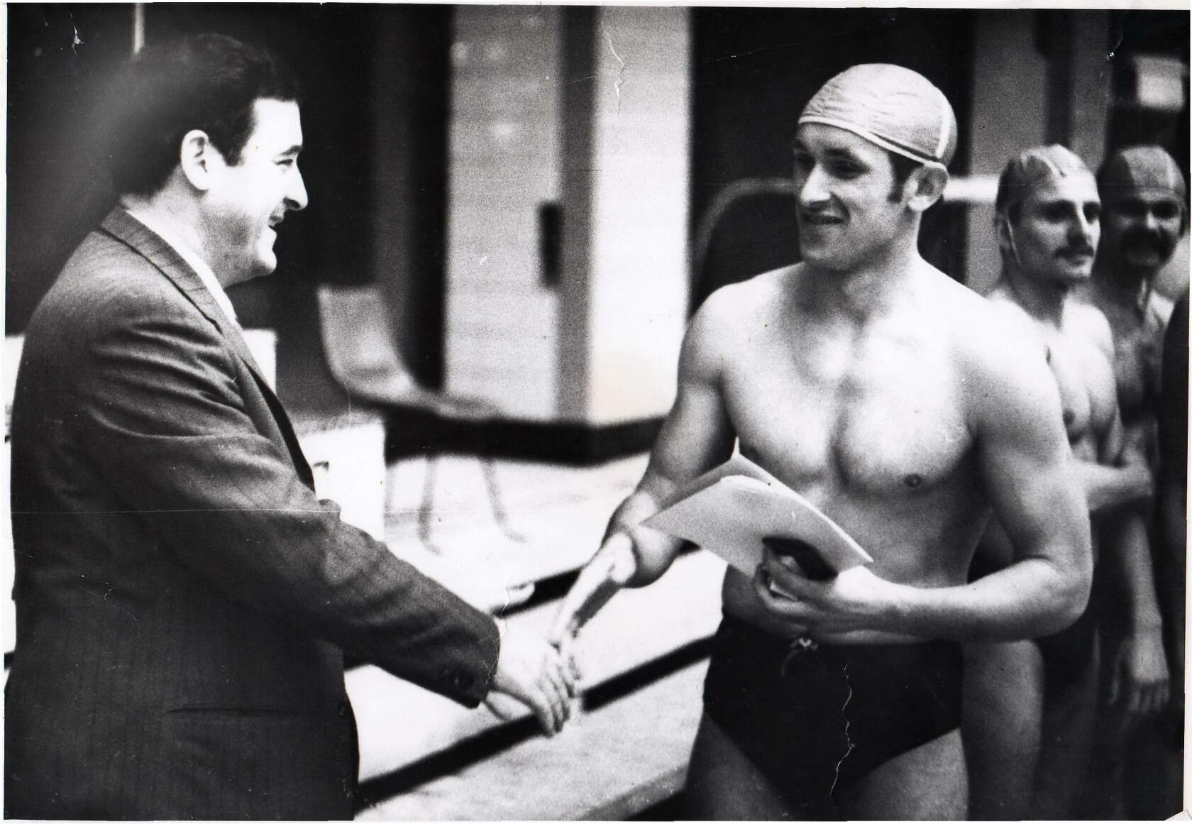 Старший тренер сборной СССР А.Блюменталь вручает золотую медаль чемпиона мира А.Клебанову. 1975 год