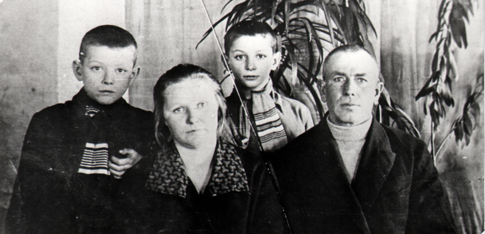 Фёдор Шеметовец (слева) с семьёй (д. Яловка, 1930)