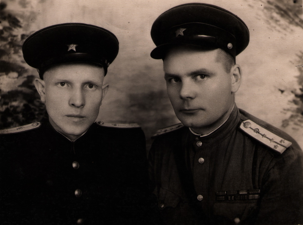 Лаврецкий В. (справа) с другом, г. Волынск. Май 1953г.