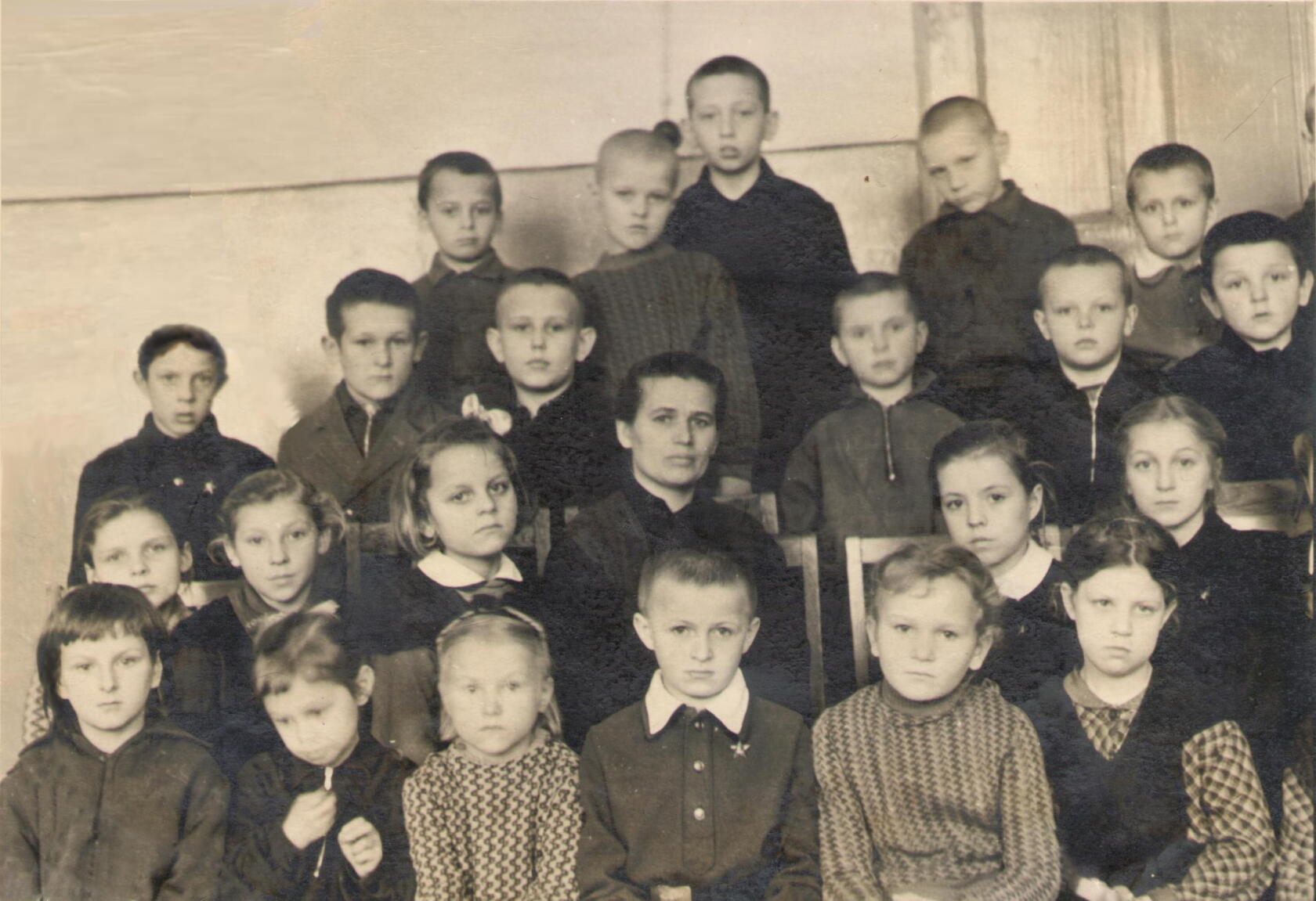 Анатолий в третьем ряду сверху, второй слева. Средняя школа №1 города Жодино, второй класс
