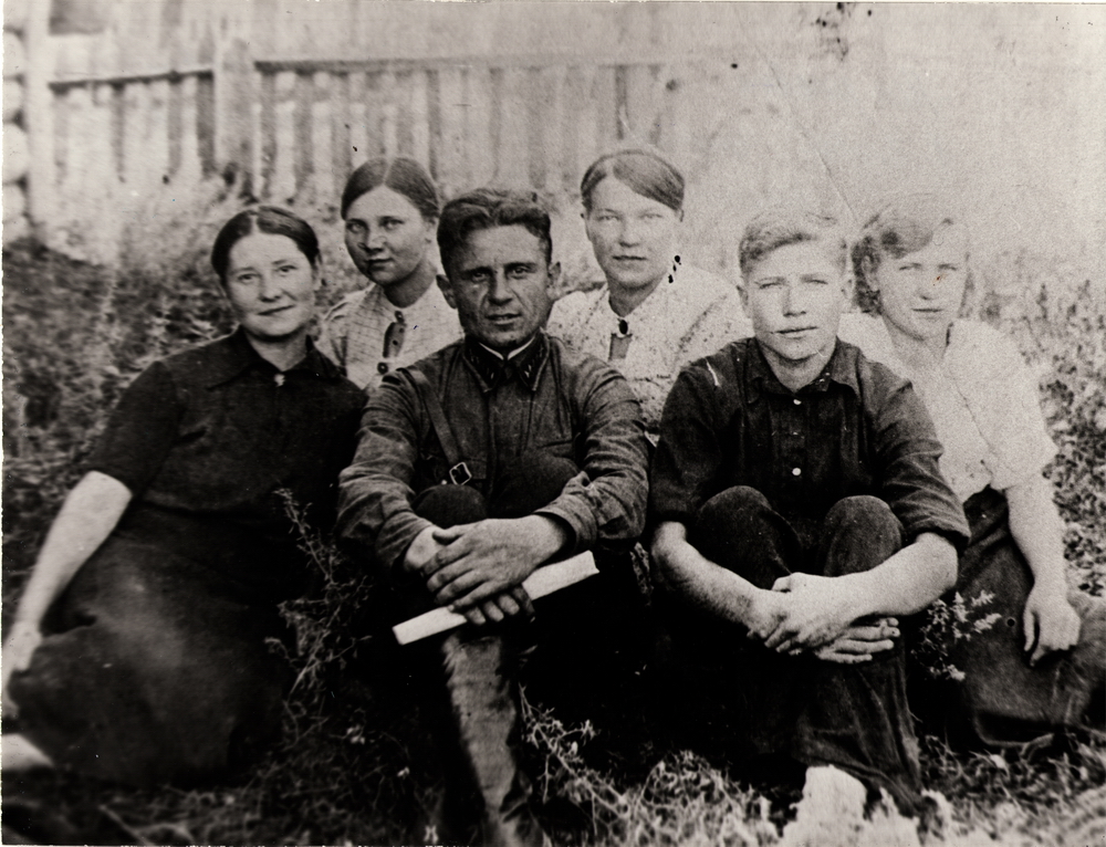 Маркевич Константин (справа) среди работников почты, 1940 г.