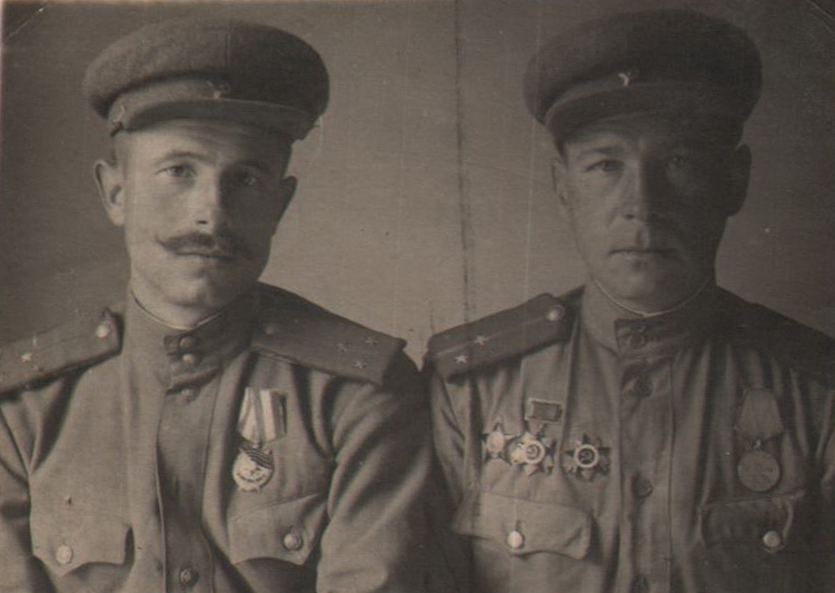 Михаил Николаев с боевым товарищем. 3 сентября 1944 г.