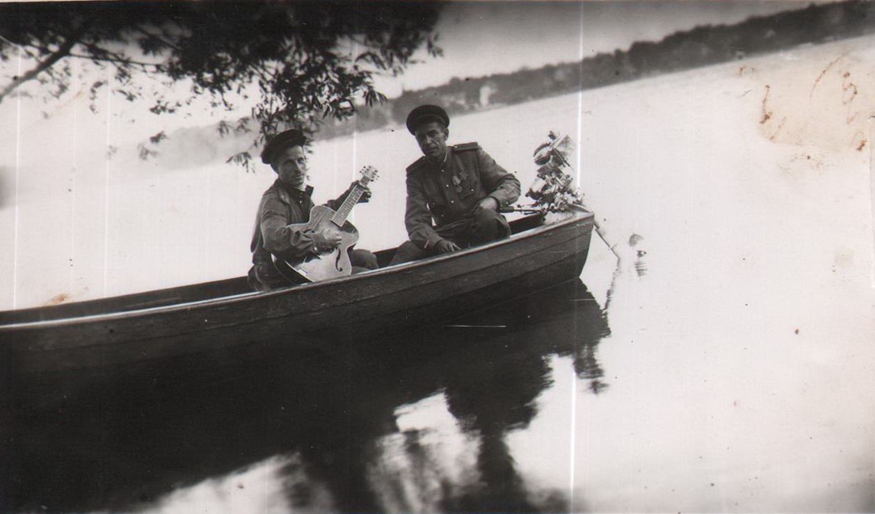 Михаил Николаев (с гитарой). Германия. 1946 г.